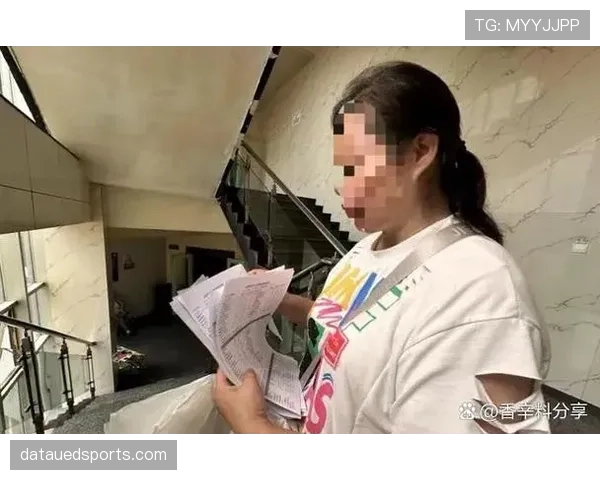 张玉宁拎着超市塑料袋走出豪宅大门,楼下邻居惊呆到说不出话 张玉宁拎着超市塑料袋走出豪宅大门,楼下邻居惊呆到说不出话