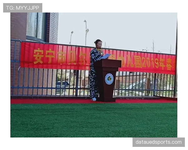 庞伟训练完顺手啃俩馒头,这自律我真服了 庞伟训练完顺手啃俩馒头,这自律我真服了